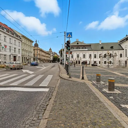 Moderný Prezidentský Vedľa Paláca S Výhľadom Bratislava