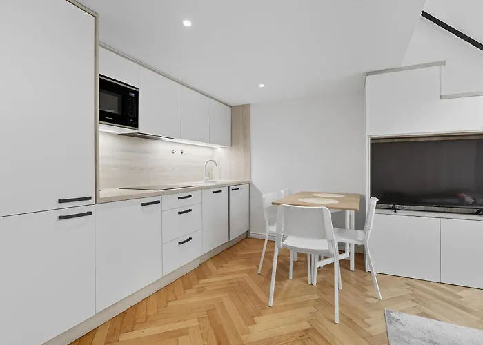 Moderny Prezidentsky Vedla Palaca S Vyhladom * براتسيلافا